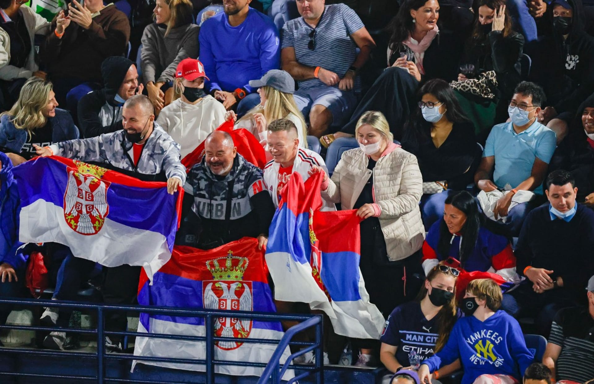 Srbští fanoušci byli při comebacku Novaka Djokoviče v Dubaji vidět i slyšet.