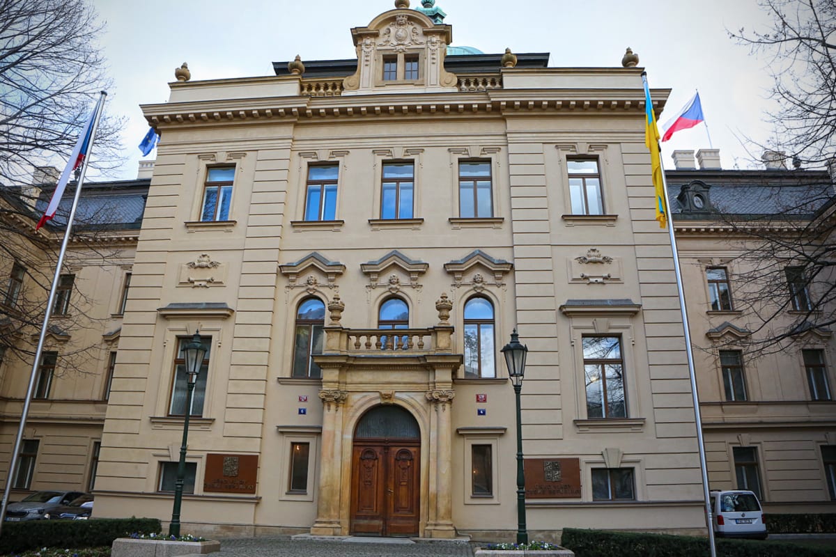 Ukrajinská vlajka na Úřadu vlády ČR