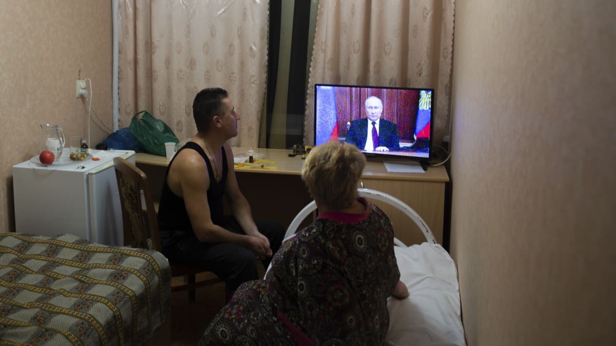 Lidé z Doněcké a Luhanské oblasti, území ovládaného proruskou separatistickou vládou na východě Ukrajiny, sledují projev ruského prezidenta Vladimira Putina