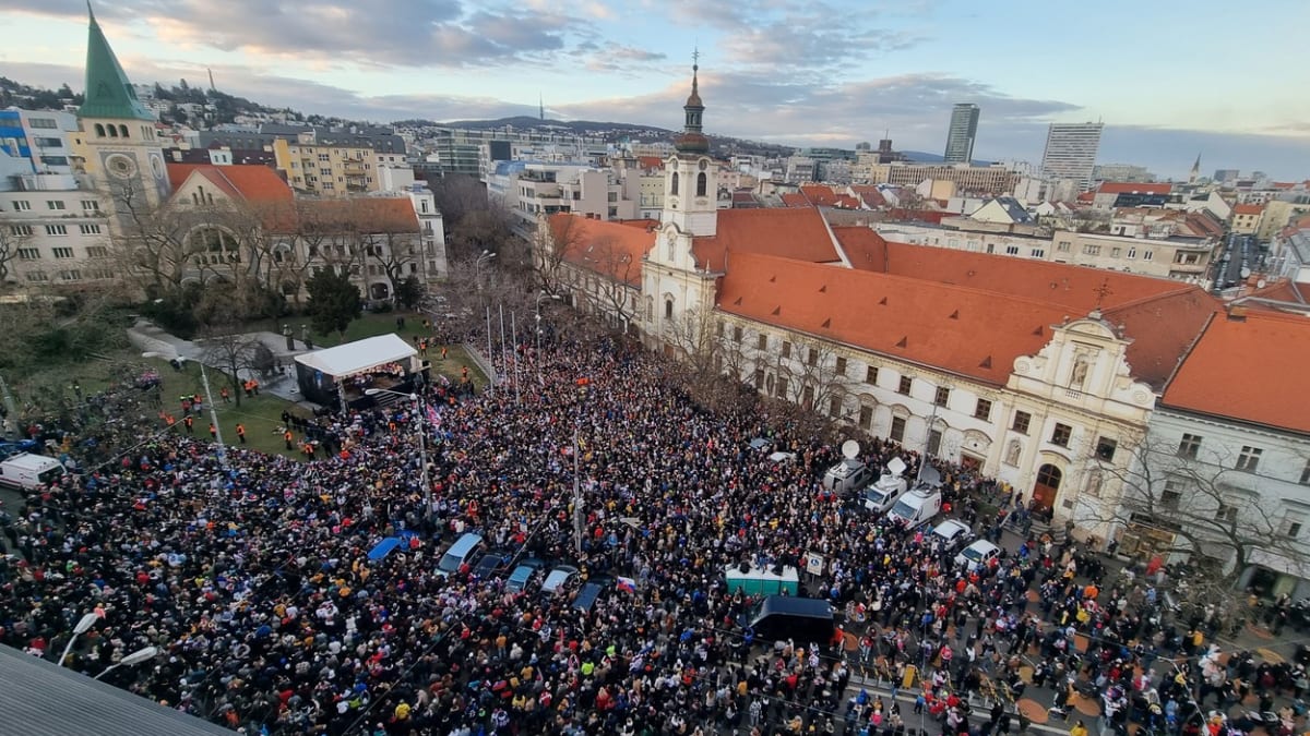 Plné náměstí Slovenského národního povstání vítalo bronzové hokejisty.