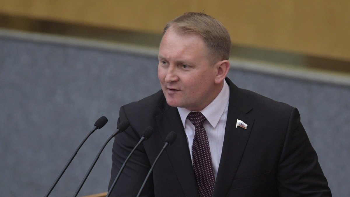 Člen vedení ruské národovecké strany LDPR a kapitán výsadkových vojsk v záloze Alexandr Šerin
