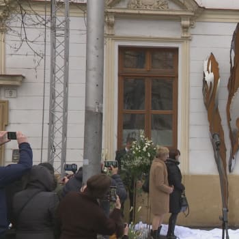Čtyři roky po smrti Jána Kuciaka a jeho snoubenky byl v Bratislavě odhalen jejich památník.