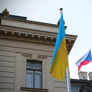 Ukrajinská vlajka na Úřadu vlády ČR