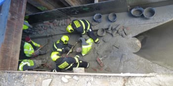 Dělníky v Praze zalil beton. Hasiči při zásahu museli použít lana i nosítka