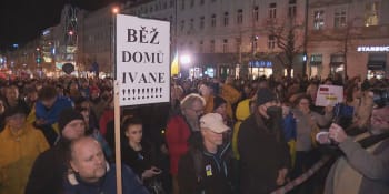 Stojíme za vámi. Na Václavském náměstí vyjádřily stovky lidí solidaritu s Ukrajinou