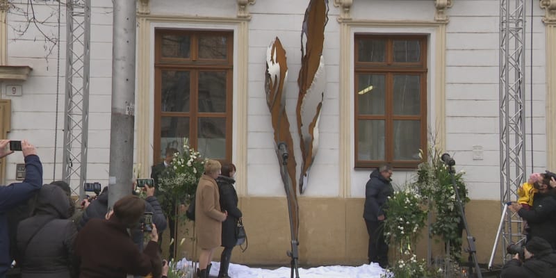 Čtyři roky po smrti Jána Kuciaka a jeho snoubenky byl v Bratislavě odhalen jejich památník.