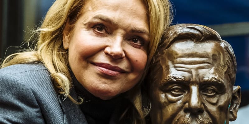 S bustou Václava Havla, kterou v listopadu 2021 přinesli jeho příznivci do kavárny Slávia