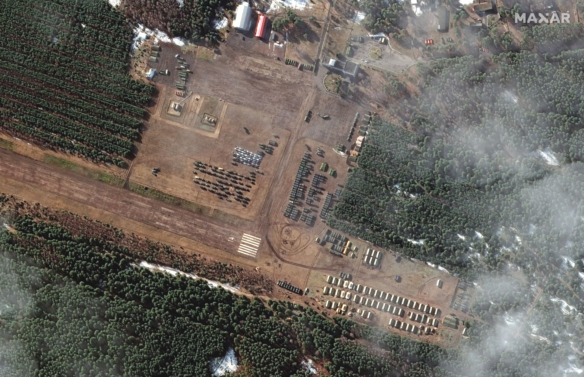 Satelitní snímky ukazují, že ve venkovských oblastech jihozápadně od Bělgorodu, necelých 20 kilometrů severozápadně od hranic s Ukrajinou, bylo zřízeno několik nových míst rozmístění vojáků a vybavení.