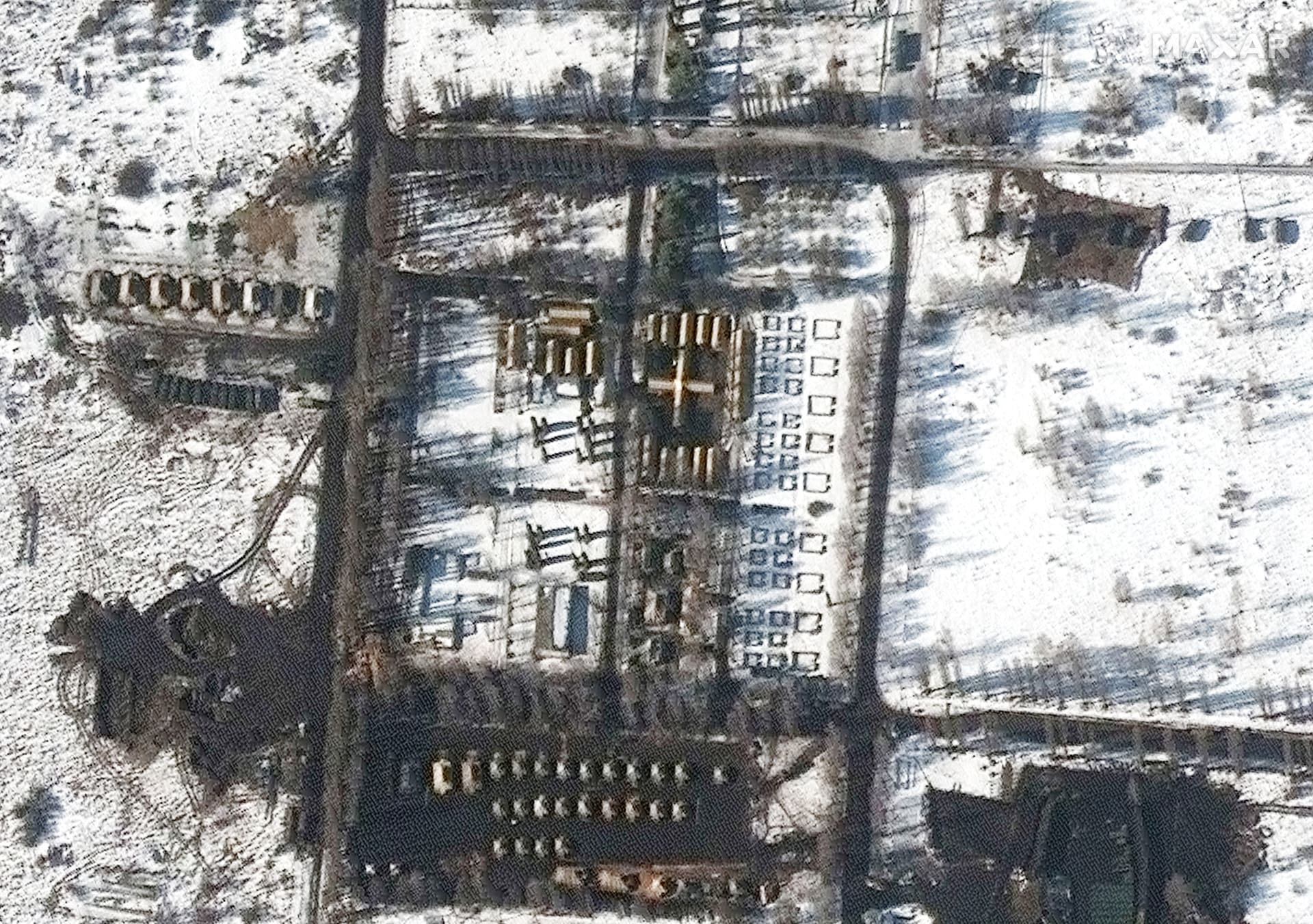 Satelitní snímky ukazují, že ve venkovských oblastech jihozápadně od Bělgorodu, necelých 20 kilometrů severozápadně od hranic s Ukrajinou, bylo zřízeno několik nových míst rozmístění vojáků a vybavení.
