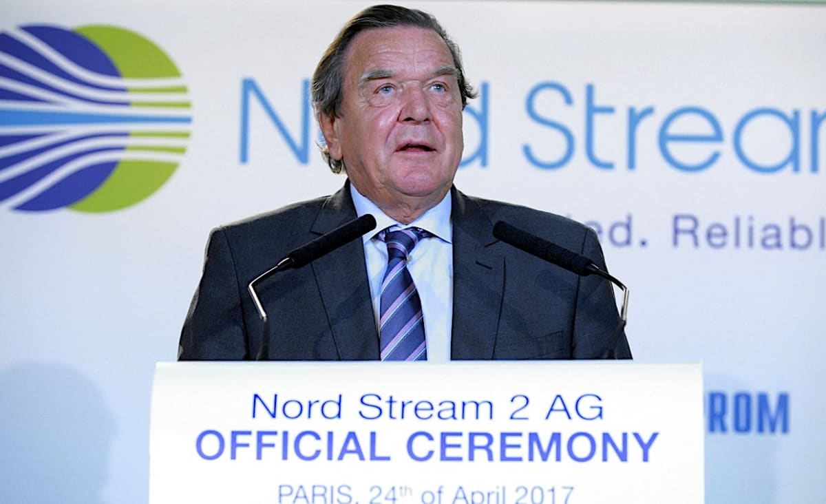 Bývalý německý kancléř a předseda dozorčí rady plynovodu Nord Stream 2 Gerhard Schröder mluví během konference k podpisu smlouvy v Paříži v dubnu 2017. 