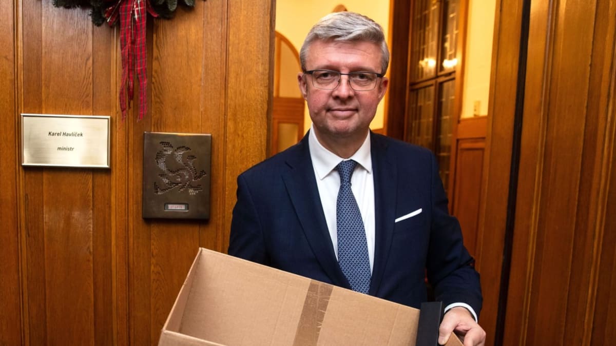 Karel Havlíček při vyklízení své ministerské kanceláře v prosinci 2021