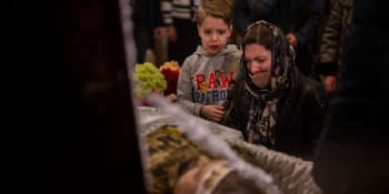 Emotivní pohřeb padlého ukrajinského vojáka. Smrt oplakávala manželka i drsňák Kličko