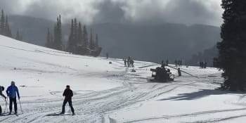 U skiareálu se zřítily dva vojenské vrtulníky, lidé si pád točili na mobily