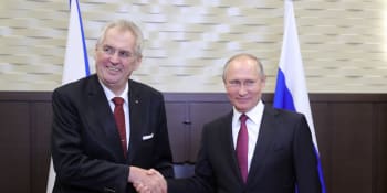 Kdo začal převlékat ruský kabát? Od Putina se odvrací Zeman, Klaus i Foldyna