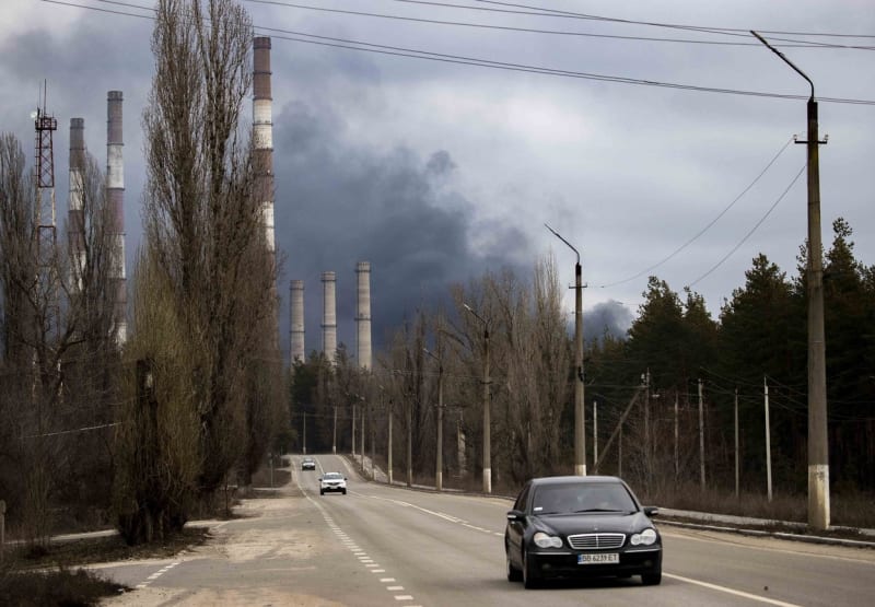 Záběry hořící tepelné elektrárny v obci Ščastia v Luhanské oblasti