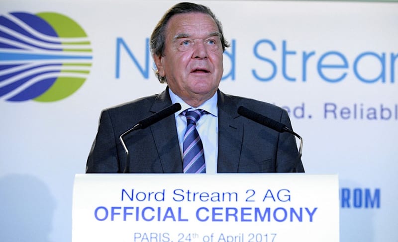 Bývalý německý kancléř a předseda dozorčí rady plynovodu Nord Stream 2 Gerhard Schröder vystoupil na konferenci k podpisu smlouvy v Paříži v dubnu 2017.