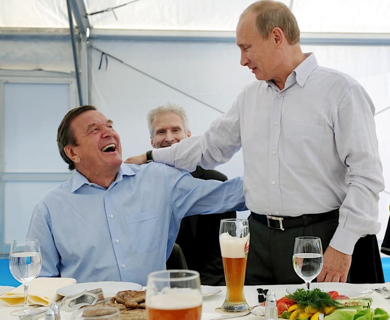 Bývalý německý kancléř Gerhard Schröder (vlevo) si s bývalým sovětským agentem KGB v Drážďanech a ruským prezidentem Vladimirem Putinem vždy rozuměl, až se jím nechal jmenovat šéfem dozorčí rady společnosti budující plynovod Nord Stream 2. Což společně zapíjeli pivem ve Vyborgu, kde měl plynovod v Rusku začínat.