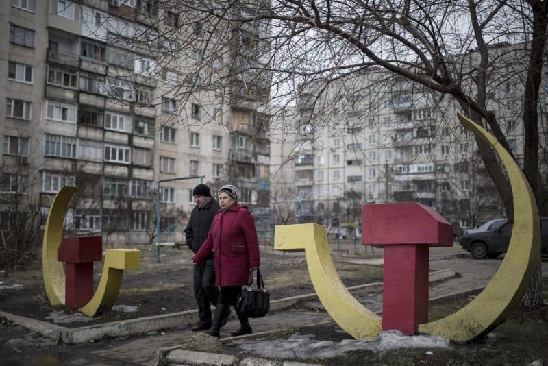 Život na Donbasu (po roce 2015 musely z ukrajinských měst zmizet sovětské symboly)
