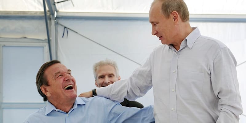 Bývalý německý kancléř Gerhard Schröder (vlevo) si s bývalým sovětským agentem KGB v Drážďanech a ruským prezidentem Vladimirem Putinem vždy rozuměl, až se jím nechal jmenovat šéfem dozorčí rady společnosti budující plynovod Nord Stream 2. Což společně zapíjeli pivem ve Vyborgu, kde měl plynovod v Rusku začínat.