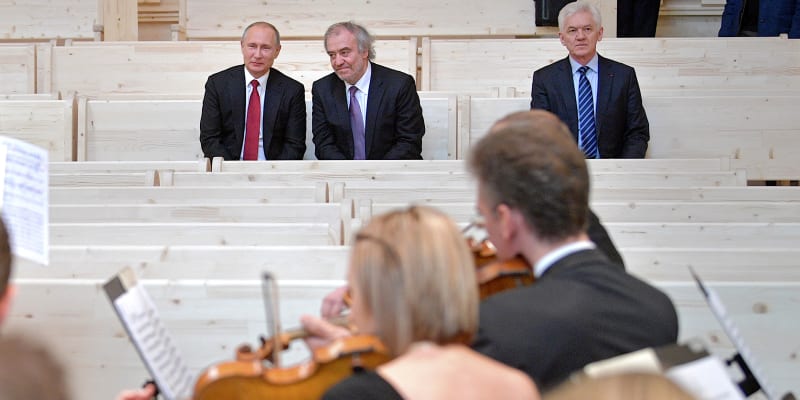 O přátelství Gennadije Timčenka (vpravo) s ruským prezidentem Vladimirem Putinem svědčí i společná návštěva nového koncertního sálu ve městě Repino nedaleko Petrohradu. Mezi nimi sedí umělecký ředitel Marijinského divadla Valerij Gergijev.