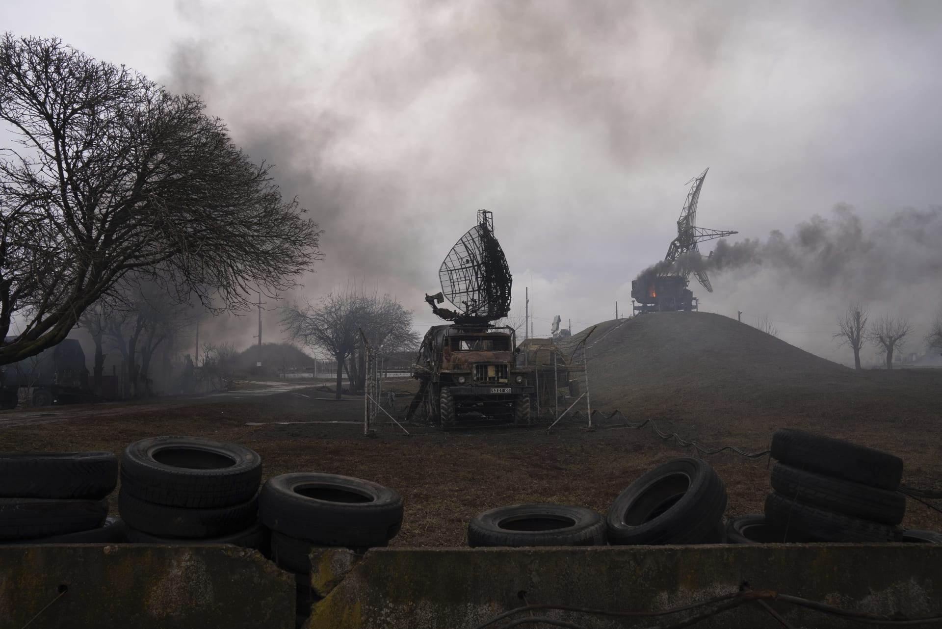 Kouř stoupající ze základny protivzdušné obrany po zjevném ruském úderu v Mariupolu