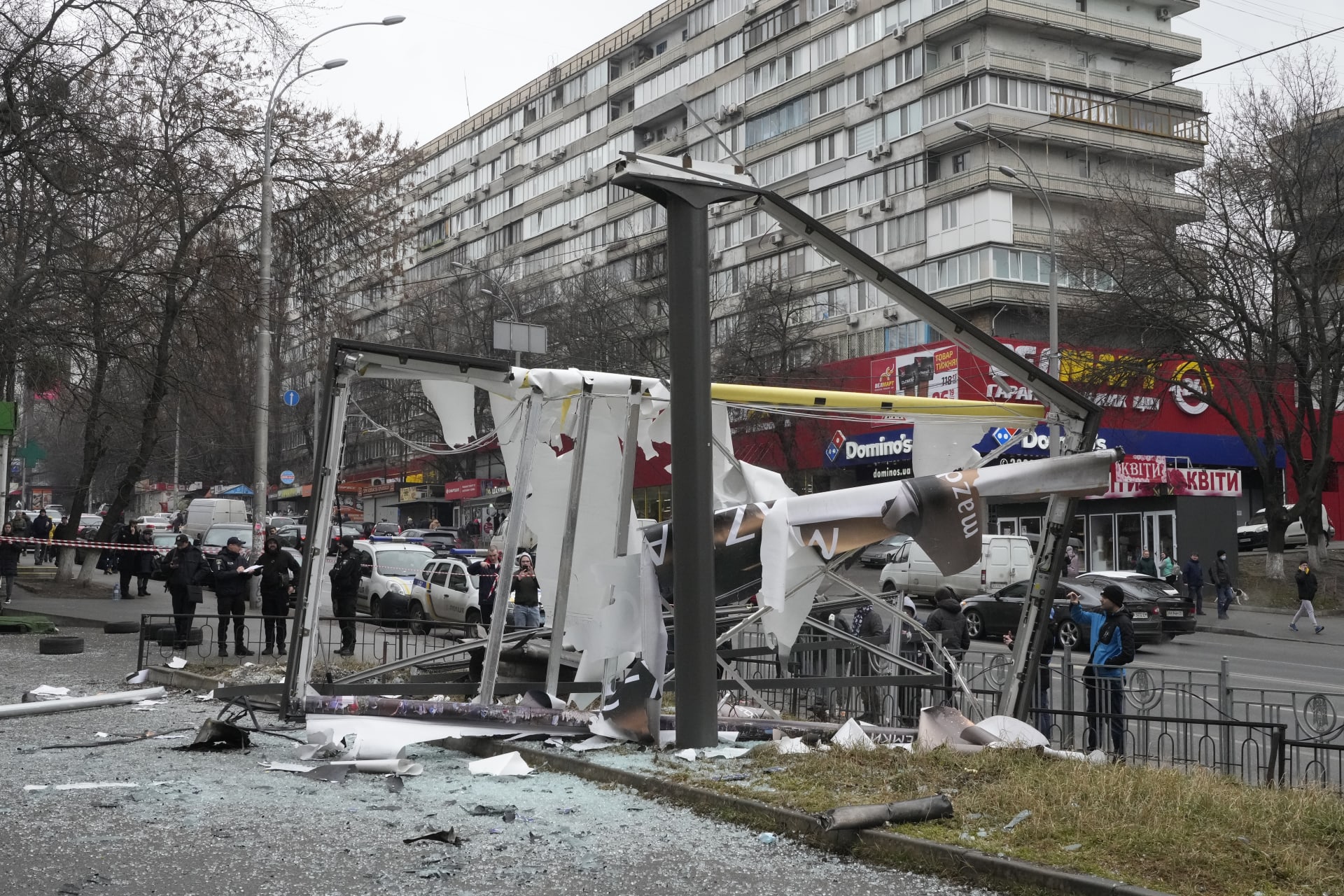Škody v Kyjevě po ruském útoku.