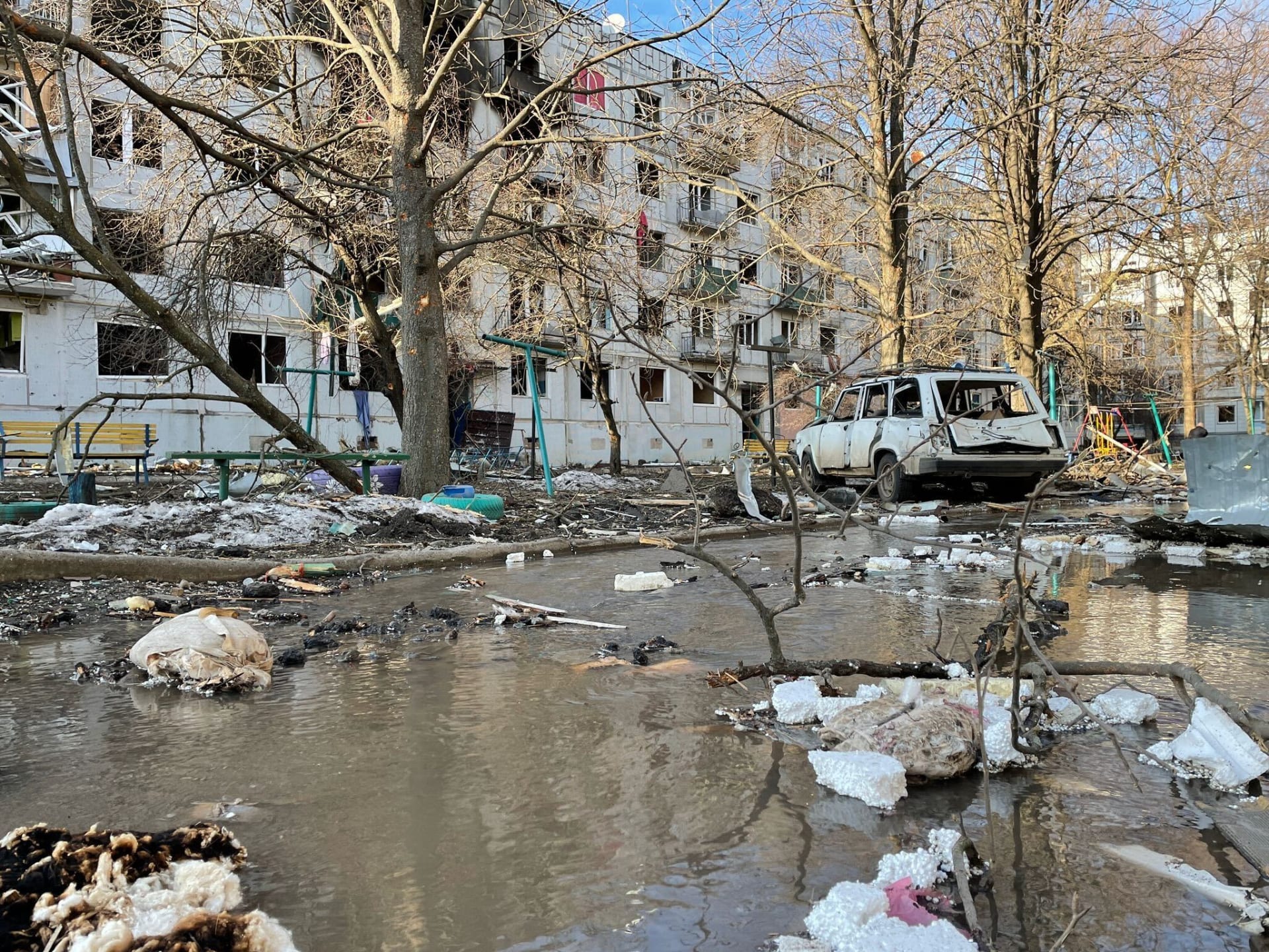 Ruské střely dopadají na ukrajinská města a minimálně jedna z nich zasáhla i bytový komplex v oblasti ukrajinského města Charkov