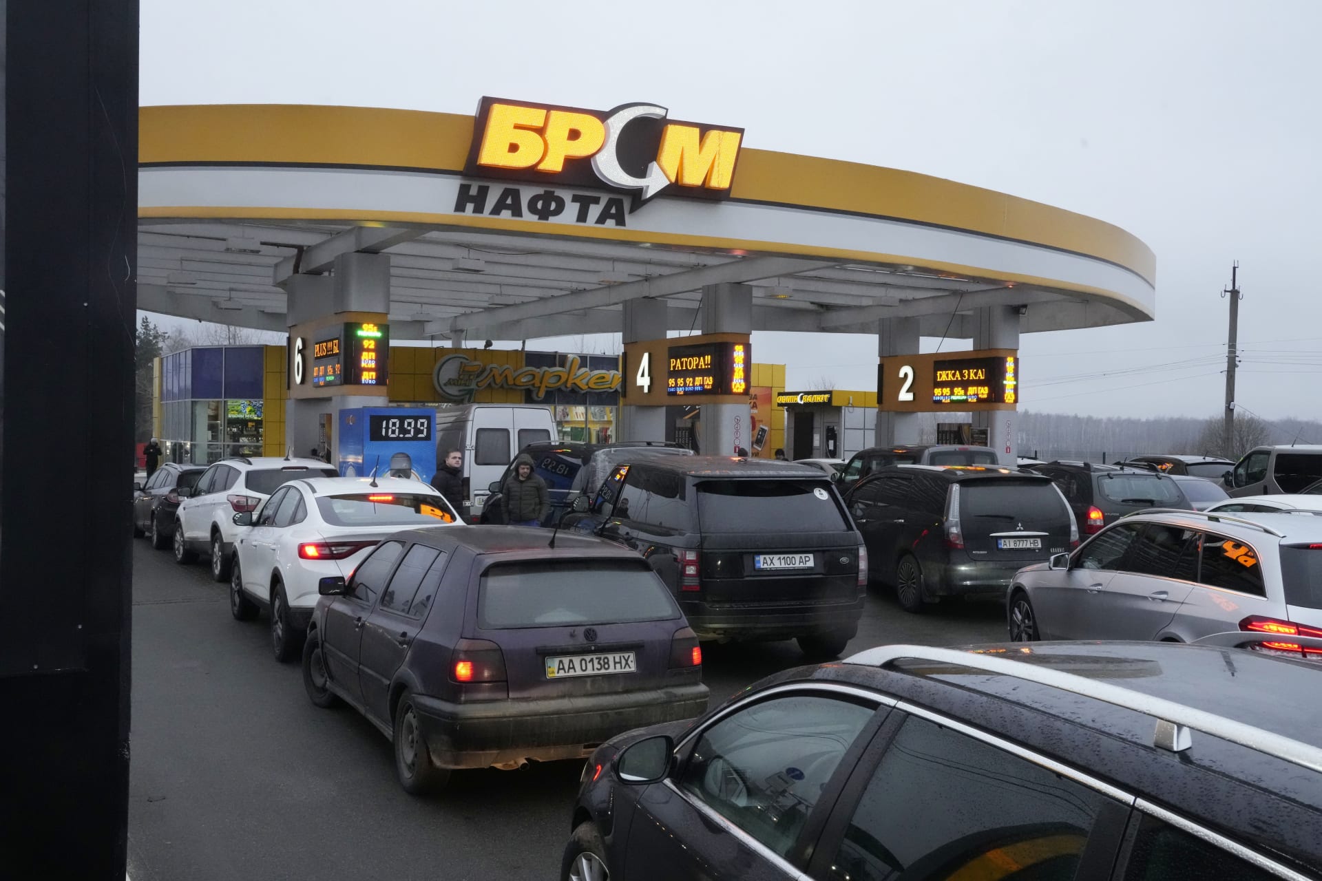 Růst cen ropy akceleruje kvůli ukrajinské krizi. 