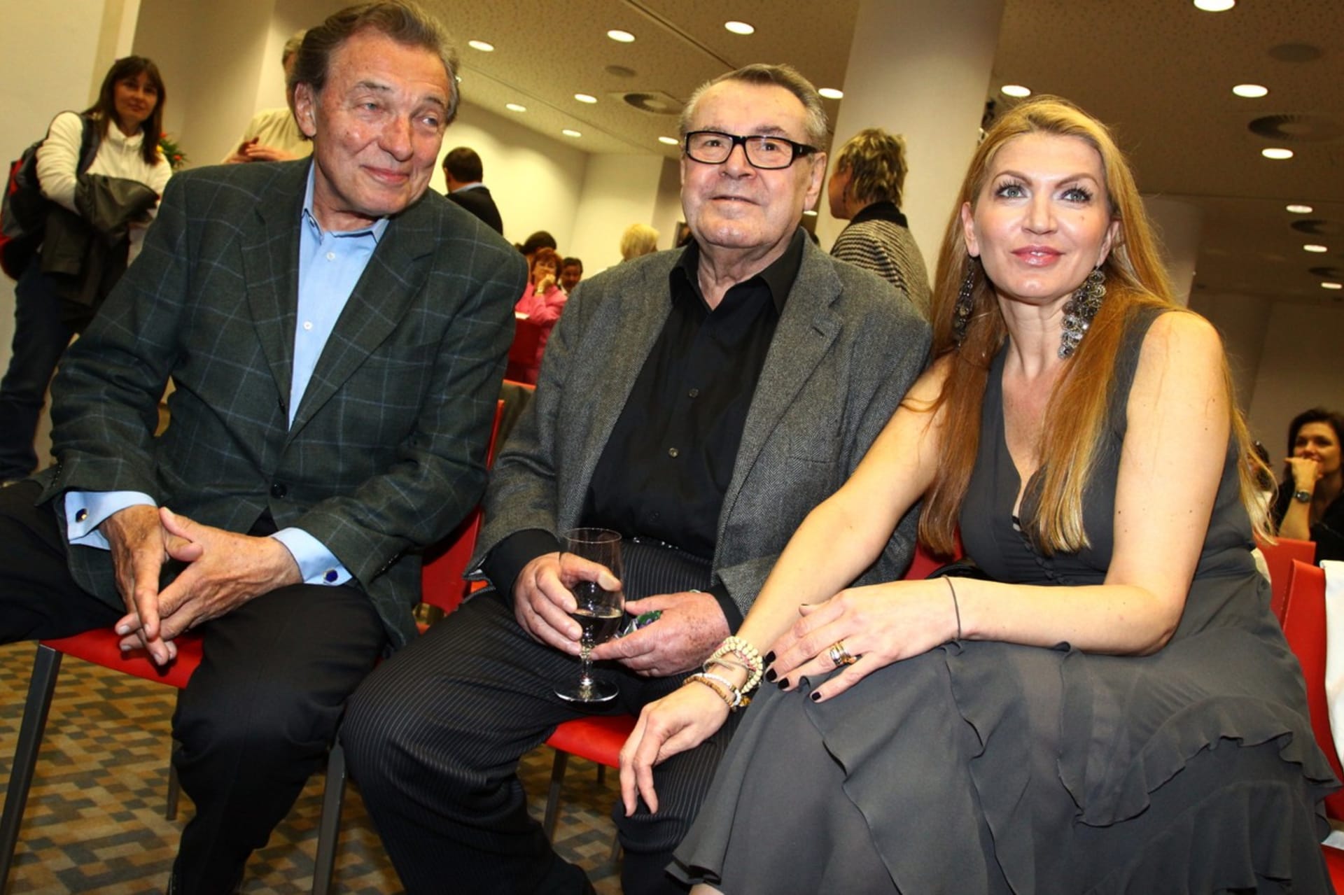 Miloš a Martina Formanovi s Karlem Gottem, se kterým kdysi režisérova manželka také randila.
