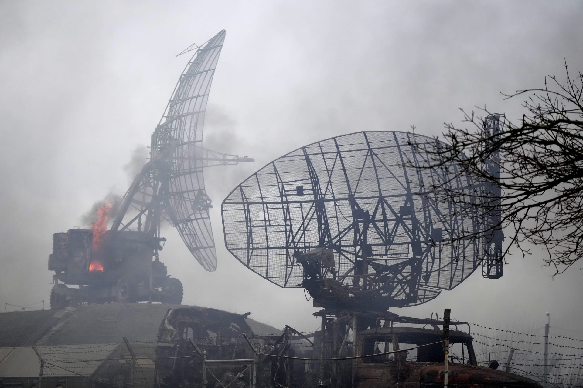 Poškozená radarová pole a další zařízení v ukrajinském vojenském zařízení u Mariupolu.