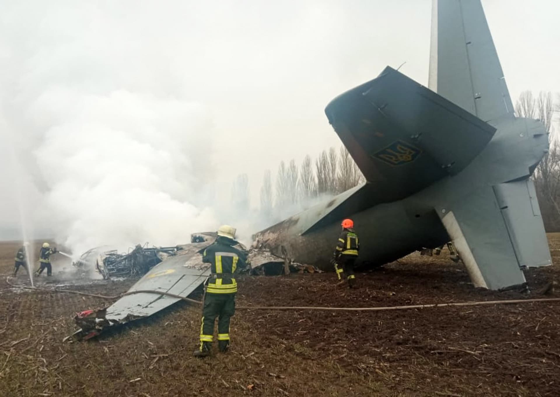 Nedaleko Kyjeva havarovalo ukrajinské vojenské letadlo. Na palubě bylo 14 lidí.