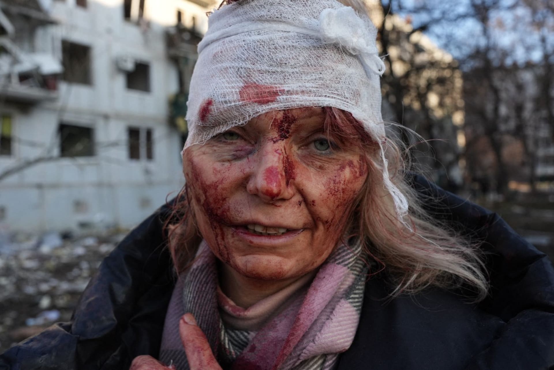Tvář Oliny po výbuchu bytového komplexu u ukrajinského Charkova.