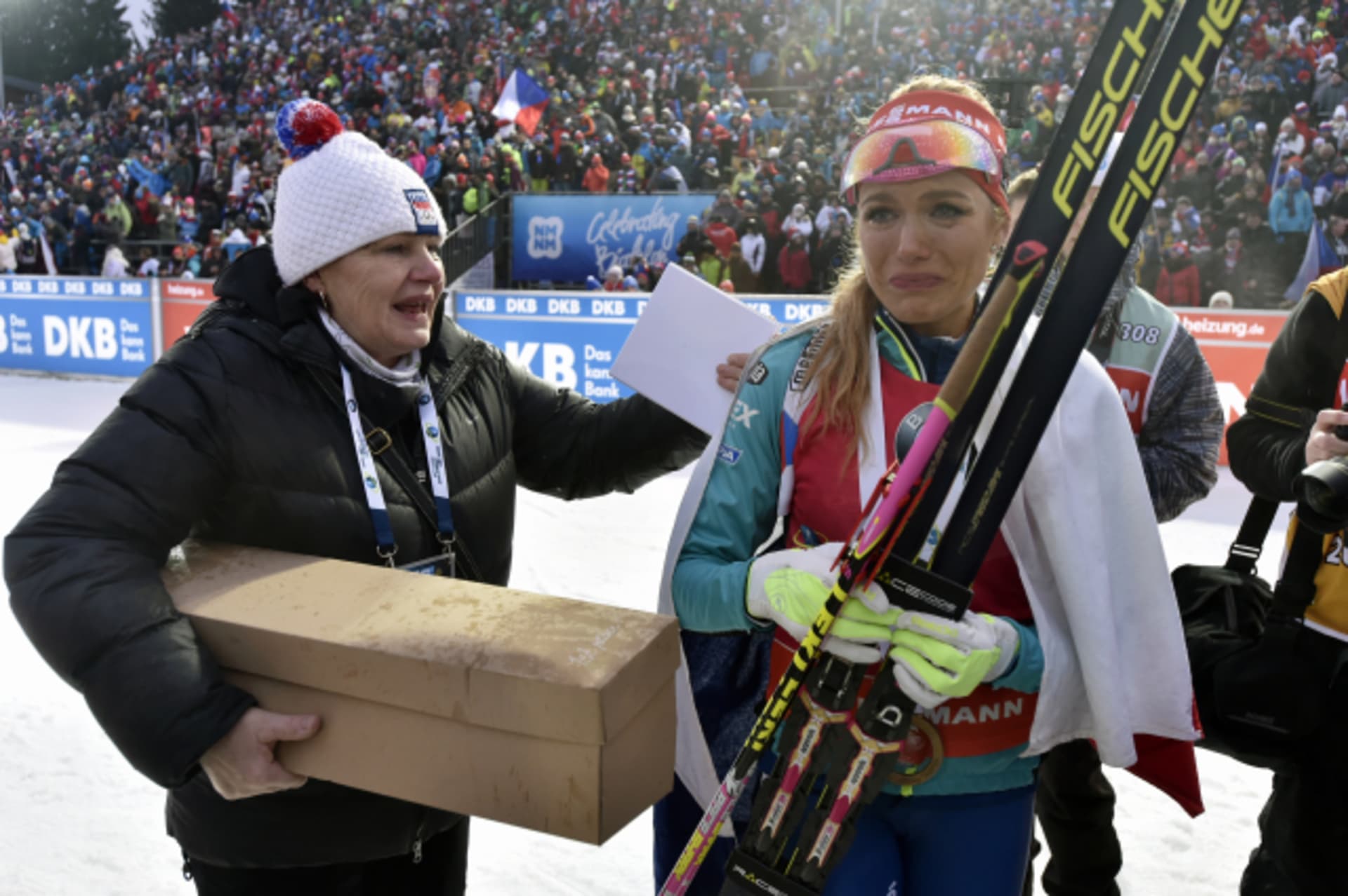 Gabriela Soukalová se svou maminkou po vítězství závodu SP v Novém Městě na Moravě v roce 2016