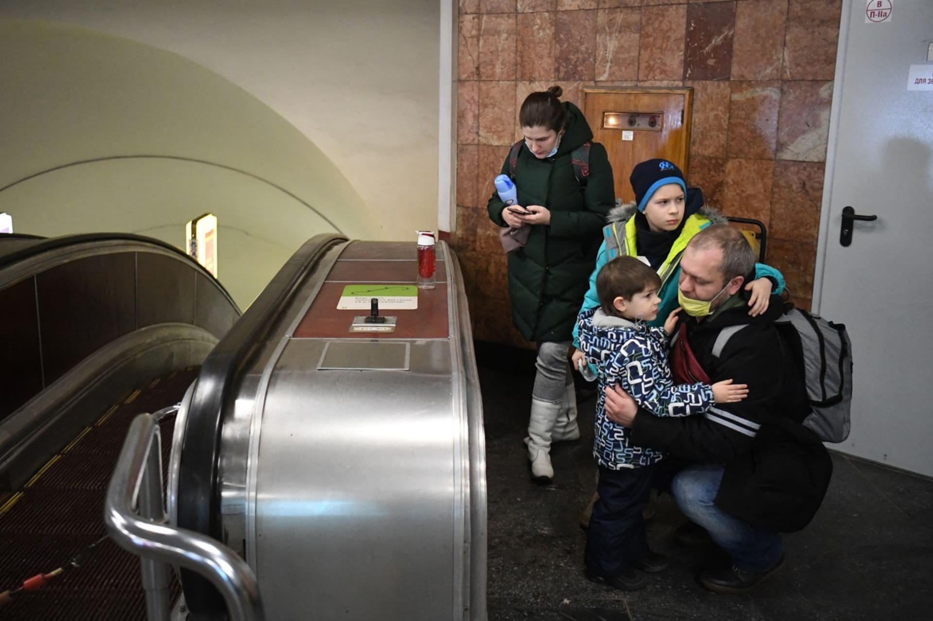 V ukrajinském hlavním městě se obyvatelům bezplatně otevřelo metro.