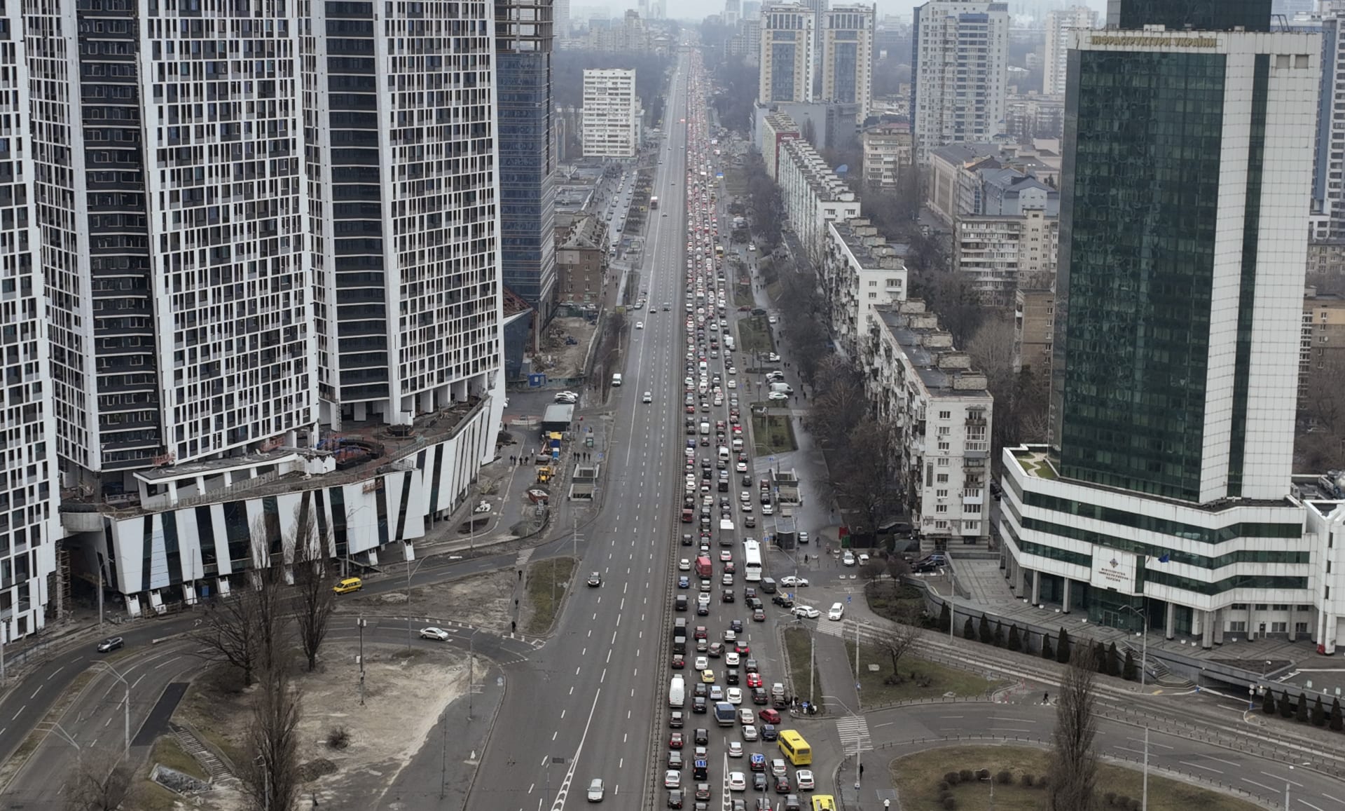 Obyvatelé Kyjeva prchají z města a snaží se dostat na západ.