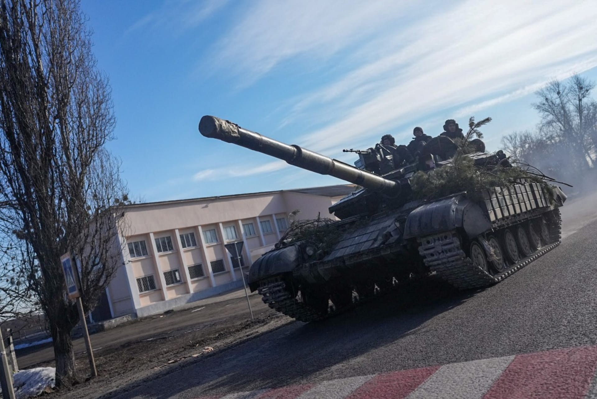 Ruský tank při invazi na Ukrajinu