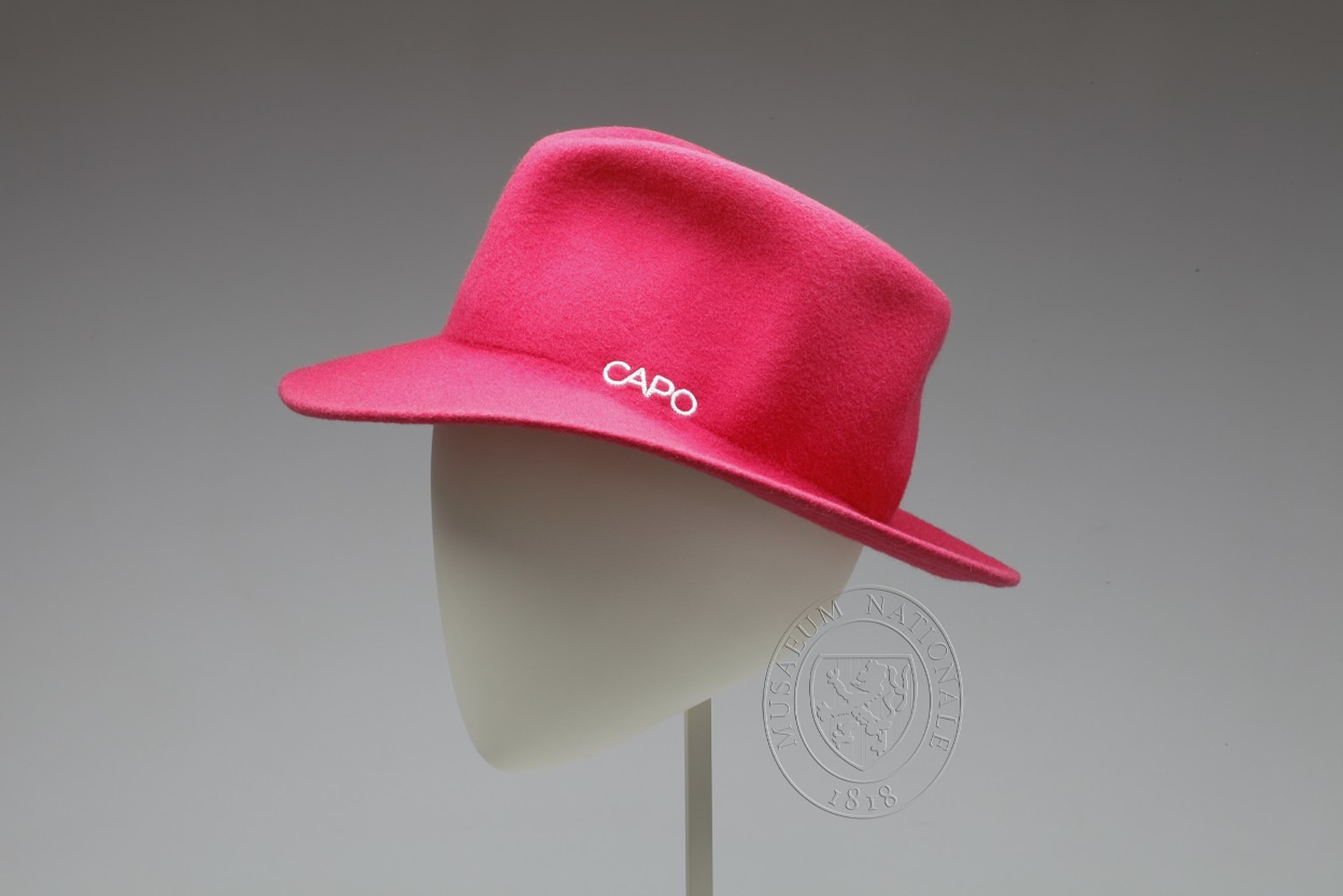 Dámský klobouk, součást oděvu pro zahajovací ceremoniál.  Zn. Capo, ZOH Albertville 1992. Náležela k němu jasně růžová parka.