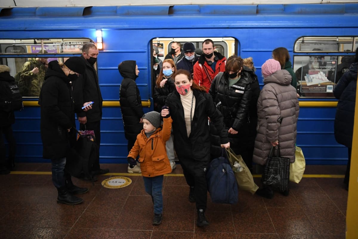 Lidé v ukrajinském Kyjevě využívají metro jako kryt před možným bombardováním.