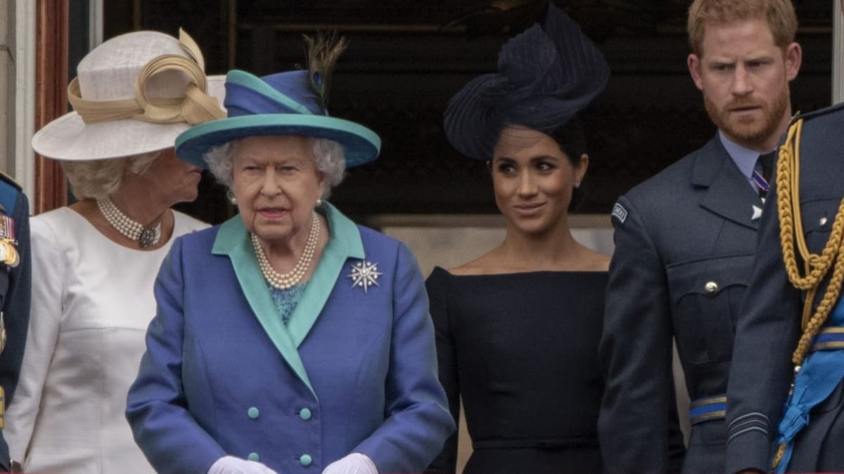 Královna Alžběta po boku vévodkyně Meghan (rok 2018)