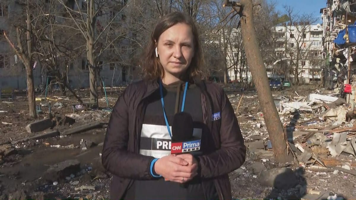 Reportérka CNN Prima NEWS Darja Stomatová na místě útoku ve vesnici nedaleko Charkova.
