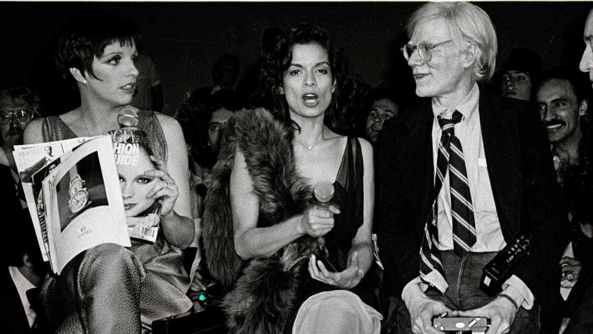 Zleva: Zpěvačka Liza Minneli, Bianca Jagger (bývalá žena Micka Jaggera) a Andy Warhol