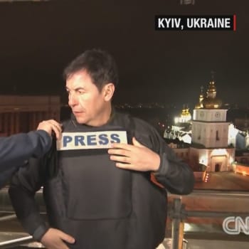 Reportér americké CNN Matthew Chance během živého vstupu z Kyjeva