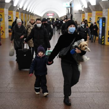 Lidé v ukrajinském Kyjevě využívají metro jako kryt před možným bombardováním.