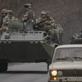 Ukrajinští vojáci jedoucí po silnici v Doněcké oblasti