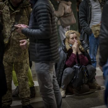 Lidé čekají na kyjevském nádraží, snaží se utéct do bezpečí. 
