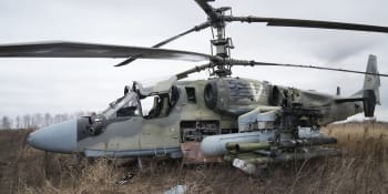 Sestřelené vrtulníky, desítky mrtvých ruských vojáků a zajatci. Ukrajina se invazi brání