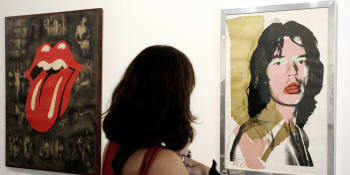 Aktivisté opět v akci: V australské galerii se ženy přilepily k Warholovým obrazům