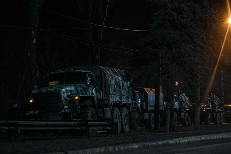 Ukrajinský ministr vnitra uvedl, že během náletů přišlo o život minimálně několik stovek lidí. 