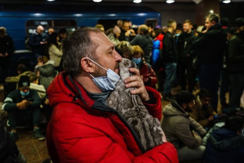 Obyvatelé Charkova tráví noc při ruské invazi v metru .