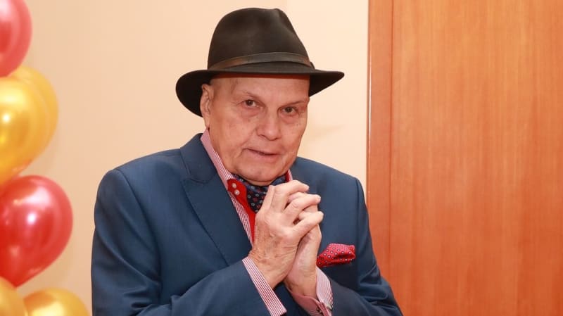 Herec Jan Přeučil slaví 85. narozeniny.